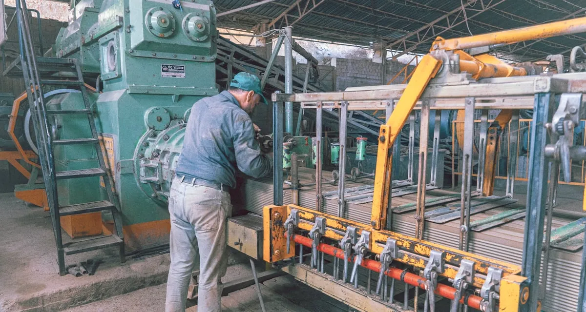 Atelier d'une PME industrielle, plans de travail et machines (photo d'illustration)