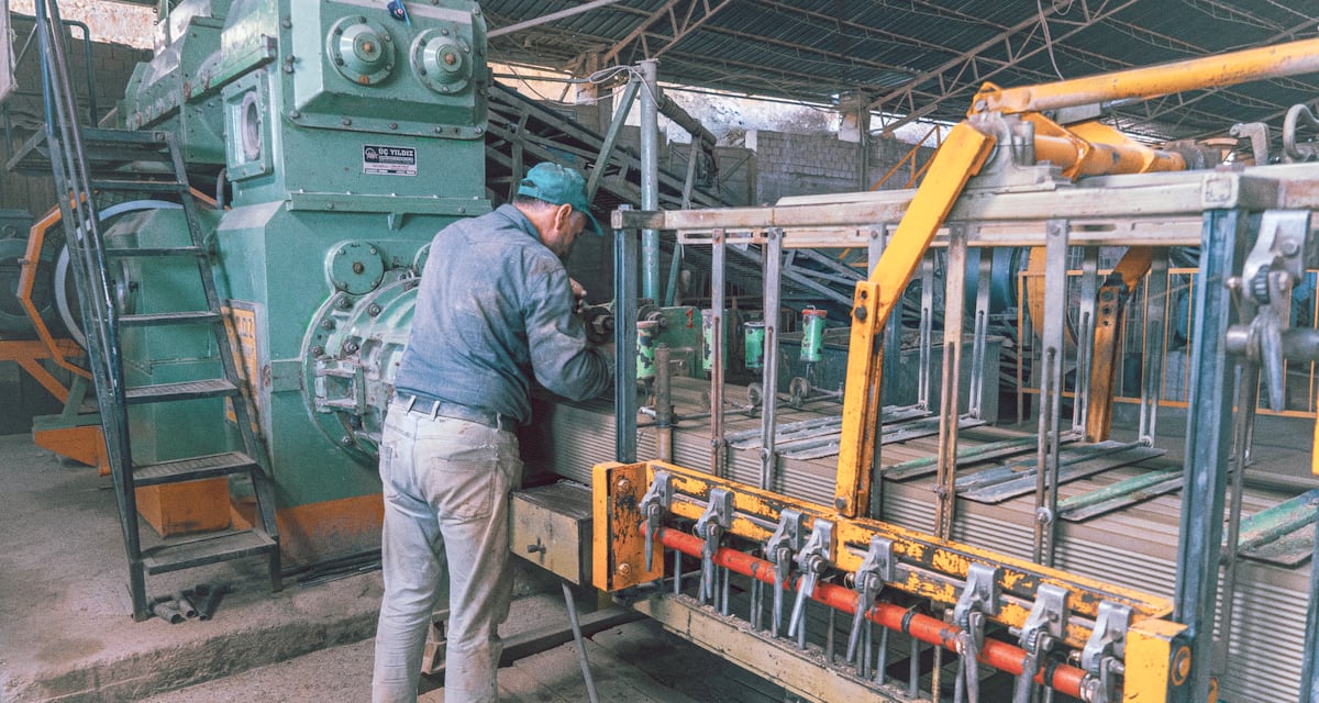 Atelier d'une PME industrielle, plans de travail et machines