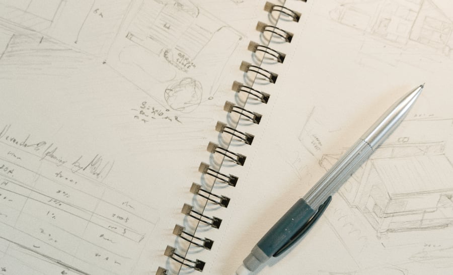 Carnet de notes ouvert sur une page de cadrage manuscrite