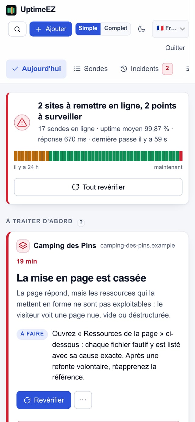 UptimeEZ sur un téléphone : le même écran d'accueil, la liste des sites à traiter d'abord, lisible sans zoomer